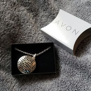 Avon pendant necklace